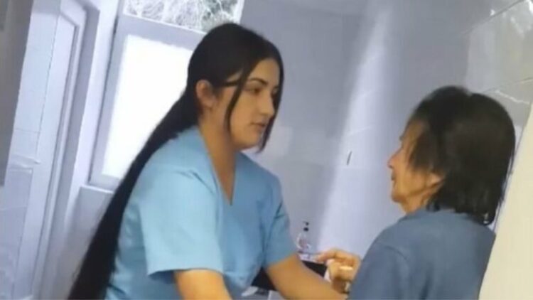 Dy vite më parë u publikua video kur infermierët e rrihnin brutalisht në azil, ndërron jetë e moshuara/ VIDEO