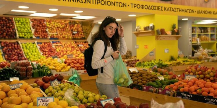 Raporti/ Skemat e pagave minimale po ‘ngrijnë’ rininë e Europës!