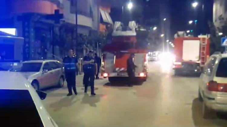 Bllokohet në katin e 7-të banesës i mituri në Fier, zjarrfikësit dhe policia ndërhynë për hapjen e derës