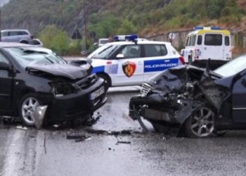 Përplasen dy automjete në Elbasan, plagosen 2 persona! Ja gjendja e tyre