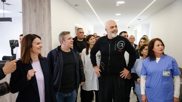 Raporti/ Mungesa e investimeve në pajisje mjekësore çon pacientët te privati