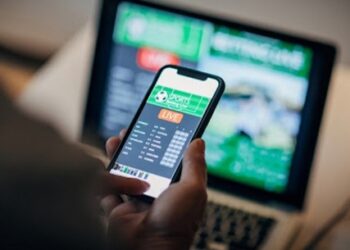 Vinin baste sportive në celular, procedohen 3 persona në Korçë