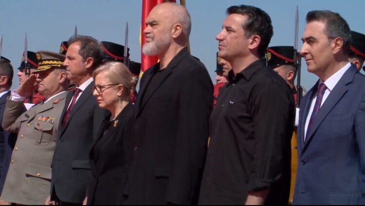 5 Maji, Rama homazhe në Varrezat e Dëshmorëve, shoqërohet nga Erion Veliaj