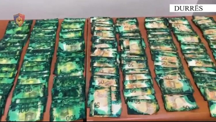 Vodhën 80 mijë euro në BE dhe tentuan t’i ‘pastronin’ në tregun shqiptar, arrestohen dy persona