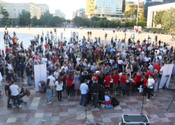 Surrogacia dhe ‘martesa’ tek tarraca e bashkisë/ Qytetarët mbajnë protestë