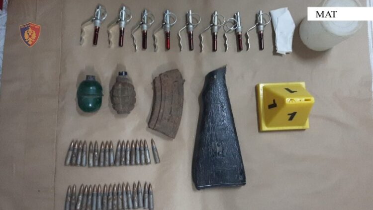 Dhunoi xhaxhanë dhe iu gjetën në banesë granata e municione, arrestohet 20-vjeçari