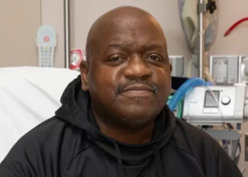 U bë pacienti i parë që mori veshkën e derrit, vdes pas tre muajsh 62-vjeçari