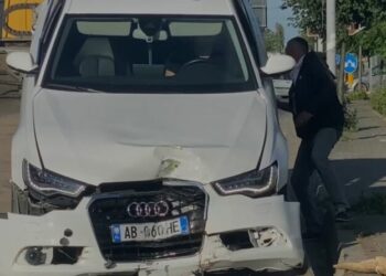 Aksident në Lezhë-Laç, ‘Audi’ përplaset me shtyllën e ndriçimit
