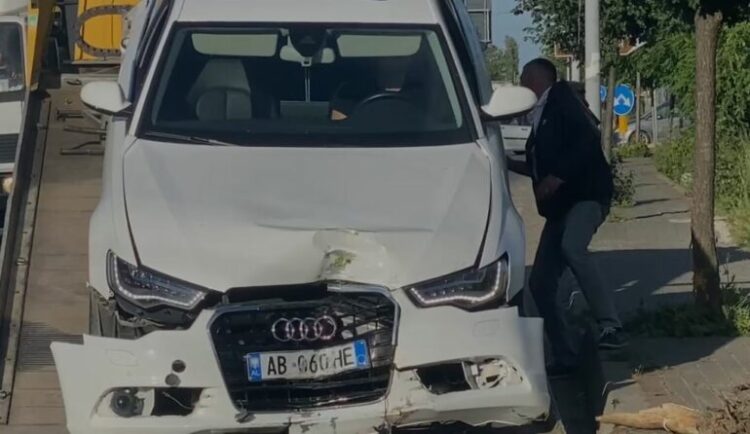 Aksident në Lezhë-Laç, ‘Audi’ përplaset me shtyllën e ndriçimit
