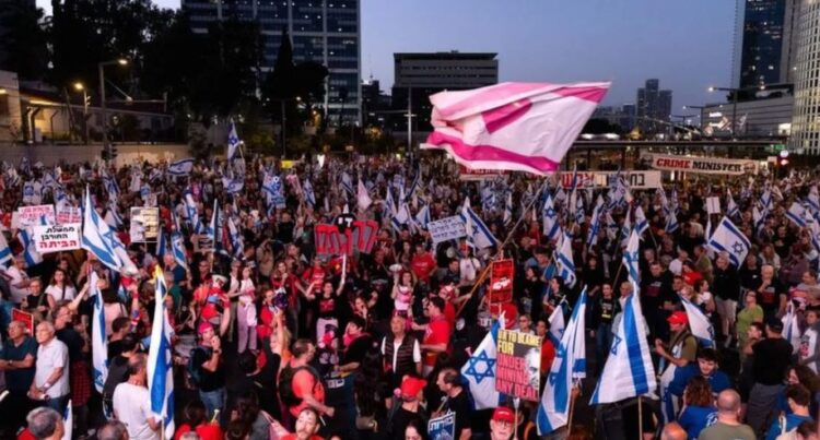 Përplasja Izrael-Gaza/ Protesta masive për lirimin e pengjeve dhe vendosjen e armëpushimit: Lufta s’është e shenjtë, jeta po!