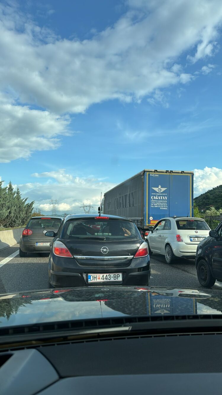 Tiranë-Elbasan, bllokohet rruga prej trafikut