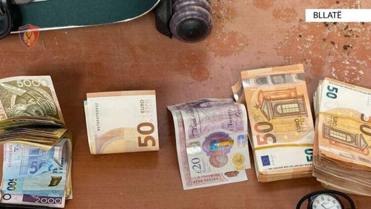 Tentoi të kaloj kufirin me lekë të padeklaruara, nis hetimi për 29-vjeçarin! Sekuestrohen 10 mijë euro