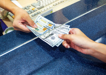 Këmbimi valutor sot, me sa blihen e shiten dollari dhe euro