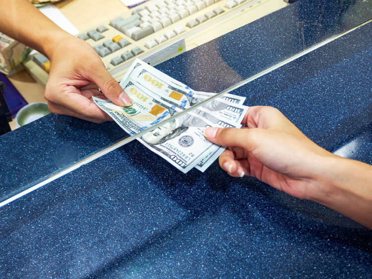 Këmbimi valutor sot, me sa blihen e shiten dollari dhe euro