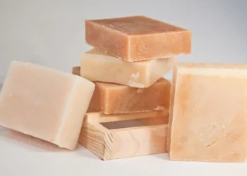Nga aroma tek cilësia, ja pse duhet të zgjidhni sapunët natyralë dhe jo industrial