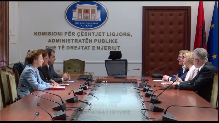 Pas disa javësh pauzë, mblidhet sot Grupi i Dialogut për reformën zgjedhore! Diskutohet vota e diasporës dhe herësi