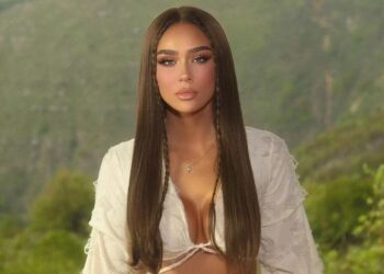 Video e Xhensilës duke puthur fëmijët rom bën xhiron e rrjetit: Do të laj dhe do të marr në shtëpi