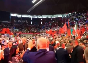 Propagandë mijëra euro në Itali, Rama mbërrin në pallatin e sportit “Busto Arsizio”