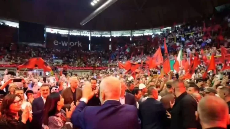 Propagandë mijëra euro në Itali, Rama mbërrin në pallatin e sportit “Busto Arsizio”