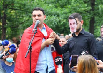 “Veliajt i vihen prangat”/ Çfarë ndodhi në protestën para bashkisë