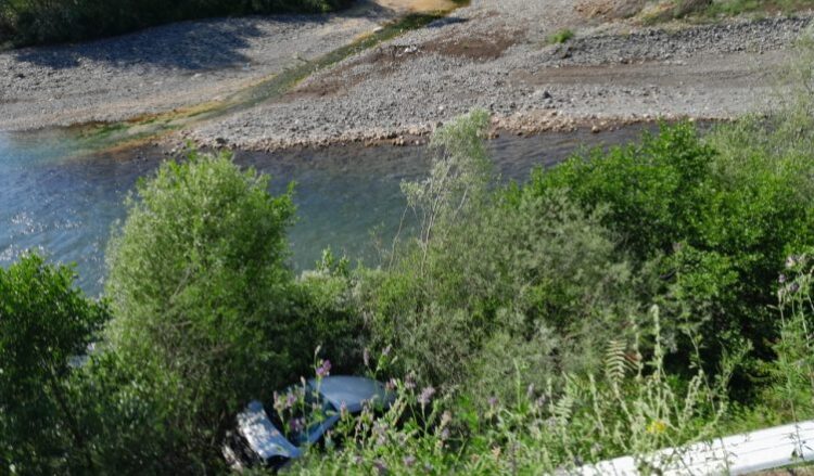 Aksident në Bulqizë, makina bie nga “Ura e Çerenecit”