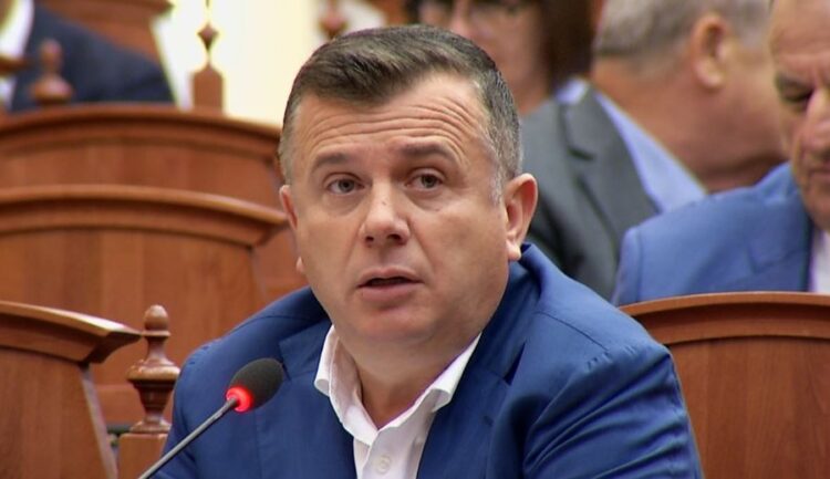 Taulant Balla reagon për ngjarjen e Shkëmbit të Kavajës: Asnjë justifikim ndaj dhunës