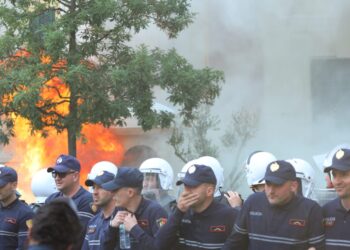 Tensionohet situata në protestën e opozitës përballë Bashkisë Tiranë