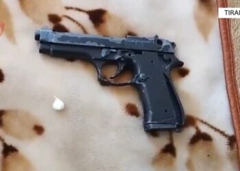 Arrestohet 18-vjeçari, pas kontrollit në banesë ju gjetë një armë pa leje dhe lëndë narkotike