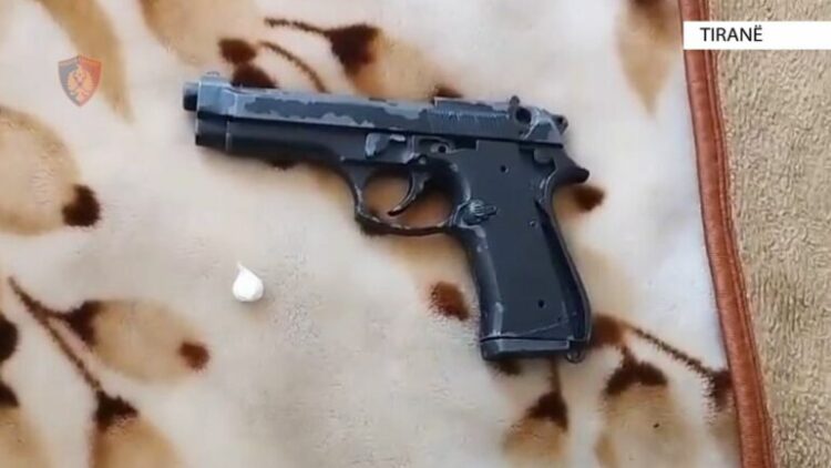 Arrestohet 18-vjeçari, pas kontrollit në banesë ju gjetë një armë pa leje dhe lëndë narkotike