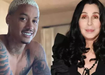 77 vjeçe dhe lidhet me djem të rinj, këngëtaria e njohur zbulon arsyen: Meshkujt e moshës time…