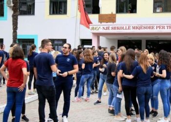Komisioneri: Shkollat në Tiranë cënojnë privatësinë e të rinjëve