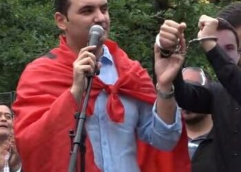Belind Këlliçi “i vë prangat” Erion Veliajt në protestë përballë Bashkisë