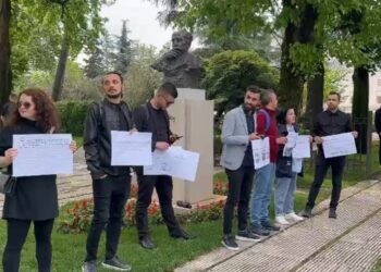 Gazetarët dalin në protestë para Kuvendit: Brenda 1 viti 30 raste sulmesh ndaj mediave dhe punonjësve të saj