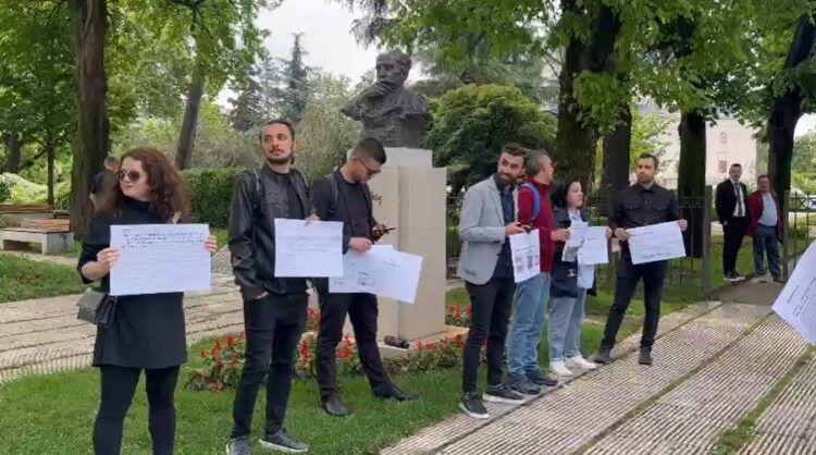 Gazetarët dalin në protestë para Kuvendit: Brenda 1 viti 30 raste sulmesh ndaj mediave dhe punonjësve të saj