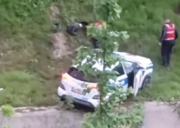 Tiranë, makina e policisë përfundon në Lanë, plagosen dy efektivë të “Shqiponjave”