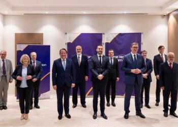 Rama nuk respekton Kurtin, i jep dorën i ulur dhe këmbë përmbi këmbë/ FOTO