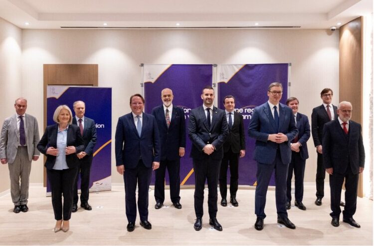 Rama nuk respekton Kurtin, i jep dorën i ulur dhe këmbë përmbi këmbë/ FOTO