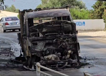 Shkrumbohet nga flakët kamionçina në aksin Radhimë  – Vlorë, shpëton shoferi