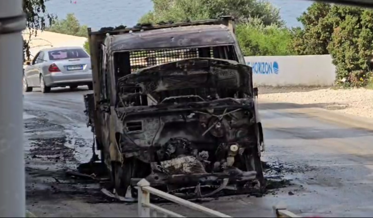 Shkrumbohet nga flakët kamionçina në aksin Radhimë  – Vlorë, shpëton shoferi