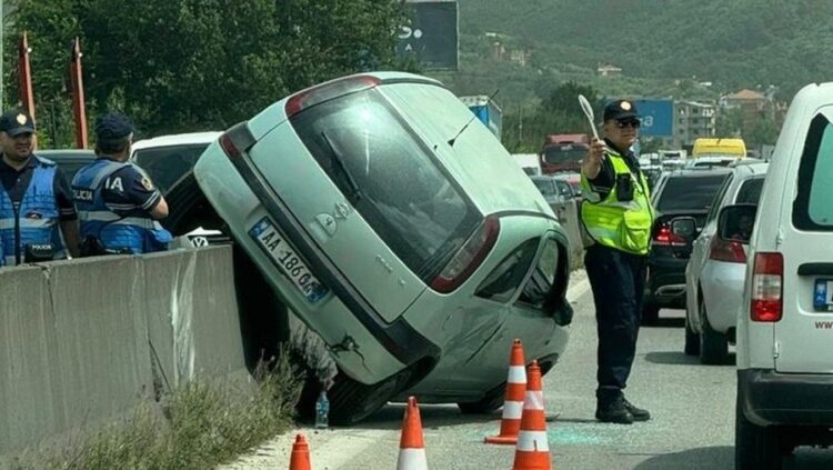 Aksident në Tiranë-Durrës, “Opel-i”përfundon mbi trafikndarëse