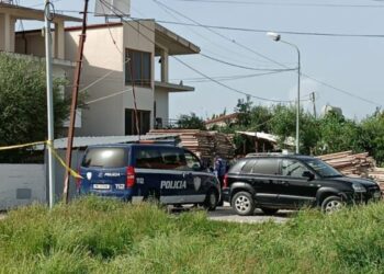 U plagos me armë nga babai, 40-vjeçarja niset drejt Spitalit të Traumës në Tiranë