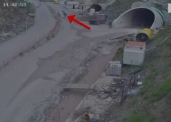 “Një makinë më ndërpreu rrugën”, U aksidentua me furgon duke lënë tre pasagjerë të lënduar, arrestohet shoferi për deklarime të rreme