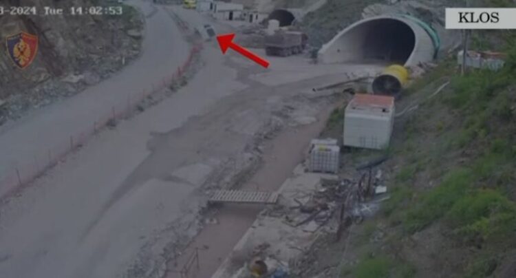 “Një makinë më ndërpreu rrugën”, U aksidentua me furgon duke lënë tre pasagjerë të lënduar, arrestohet shoferi për deklarime të rreme