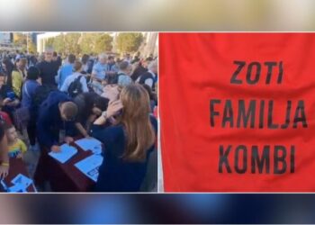 “Të mbrojmë familjen”/Koalicioni ‘Pro Familjes’ nis mbledhjen e firmave në sheshin ‘Skënderbej’