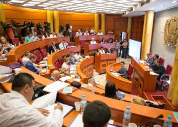 Barazia gjinore me hendek të theksuar! Gratë këshilltare në 11 bashki u lejuan të flasin vetëm në 30% të rasteve