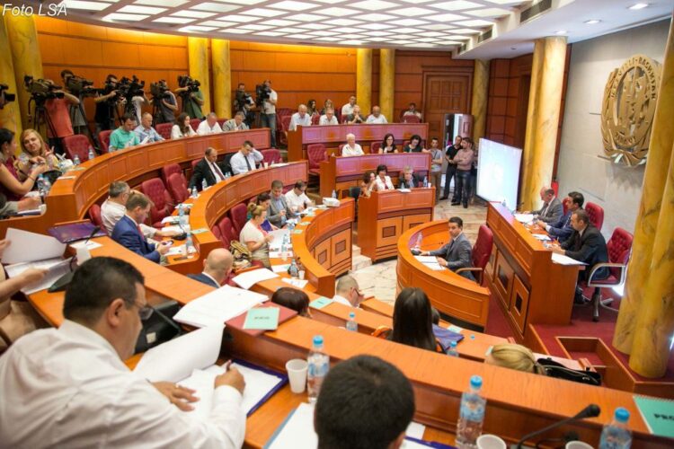 Barazia gjinore me hendek të theksuar! Gratë këshilltare në 11 bashki u lejuan të flasin vetëm në 30% të rasteve