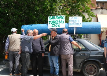 ‘Uji është jeta’: Banorët e luginës së Shushicës, peticion simbolik kundër Ujësjellësit