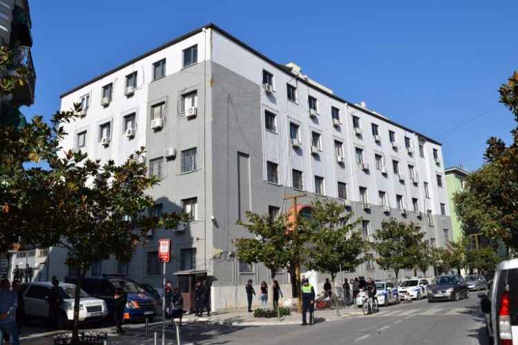 Gjykata lë në burg babain që akuzohet nga e bija 15-vjeçare për përdhunim