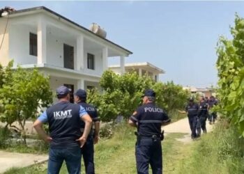 Nuk mjafton rezistenca e banorëve/ IKMT ndërhyn dhe prish 3 shtëpi në Urën e Limuthit në Bërxullë