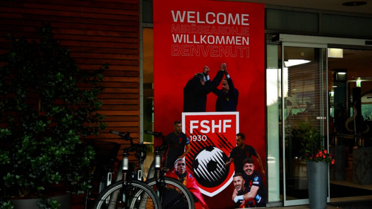 VIDEO/ Kombëtarja mbërrin në Austri, “në hotel edhe Muja e Cikalleshi”